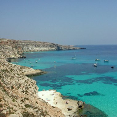 Lampedusa, İtalya - 24 Eylül 2002 : Yukarıdan Tavşanlar plajı görünümü