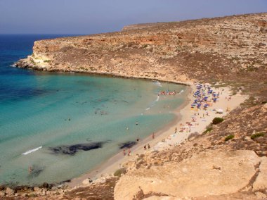 Lampedusa, Sicilya - 03 Eylül 2009: Yukarıdan Tavşanlar plaj Görünümü