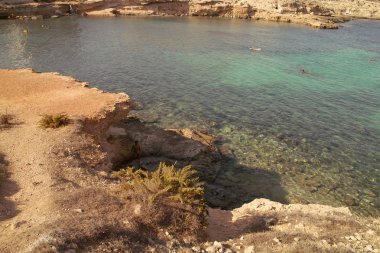 Lampedusa, İtalya - 29 Temmuz 2008: Cala Pisana plajı nın manzarası