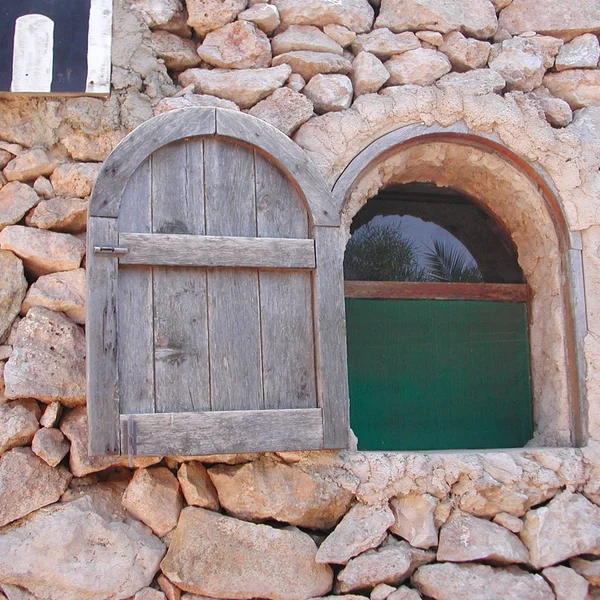 Lampedusa, Italia - 02 de septiembre de 2002: Vieja ventana de la casa en Lampedusa — Foto de Stock