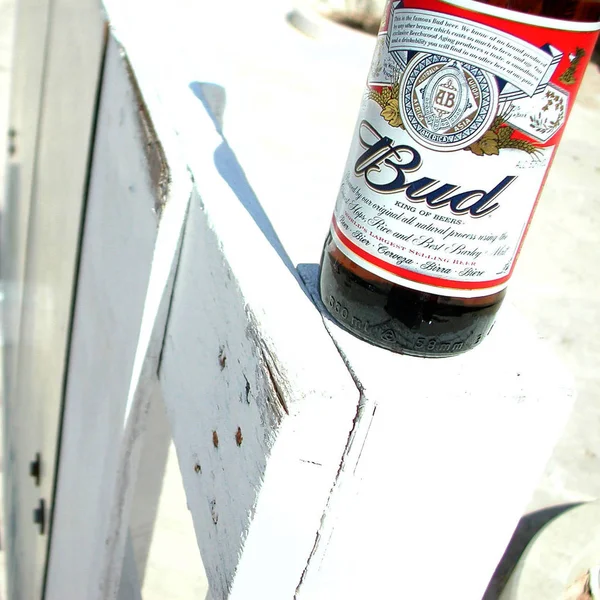 Λαμπεντούζα, Ιταλία-02 Σεπτεμβρίου, 2002: φιάλη μπύρας Bud — Φωτογραφία Αρχείου