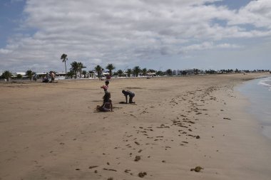 Lanzarote, İspanya - 20 Ağustos 2015 : Playa de Matagorda turistler
