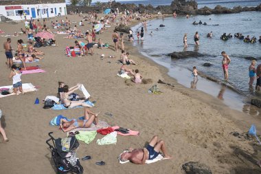 Lanzarote, İspanya - 21 Ağustos 2015 : Puerto Calero turistler