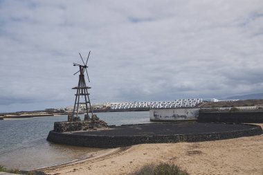 Lanzarote, İspanya - 24 Ağustos 2015 : La santa, Lanzarote'de yel değirmeni