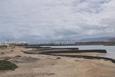 Lanzarote, İspanya - 24 Ağustos 2015 : Lanzarote'deki La Santa tatil köyünün görünümü