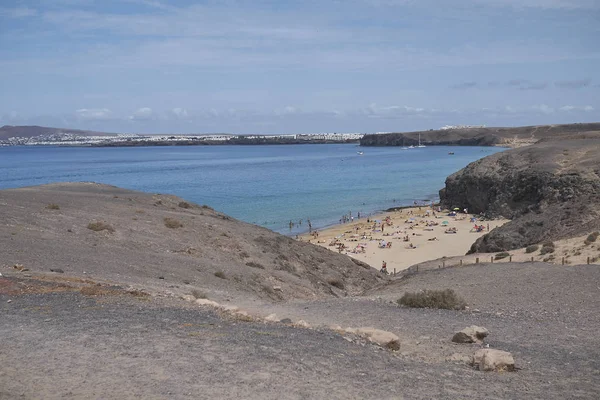 Lanzarote, Wyspy Kanaryjskie, Hiszpania-21 sierpnia 2015: widok na Playa Blanca — Zdjęcie stockowe