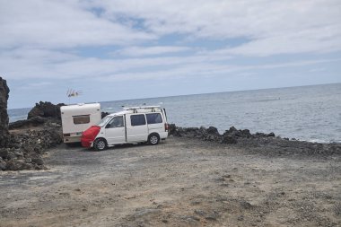 Lanzarote, İspanya - 26 Ağustos 2015 : Orzola yakınlarında park edilmiş araba ve karavan