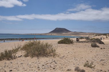 Lanzarote, İspanya - 26 Ağustos 2015 : La Graciosa adasının görünümü
