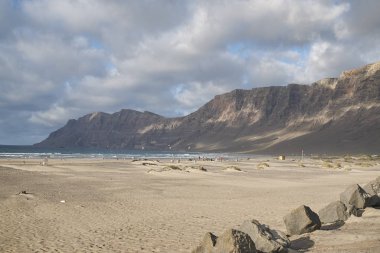 Lanzarote, İspanya - 26 Ağustos 2015 : Famara plajı manzarası