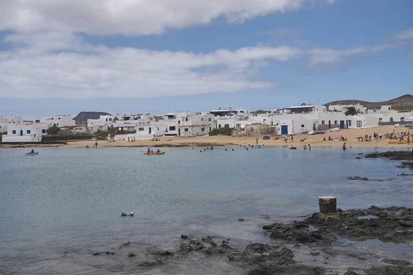 Lanzarote Espanha Agosto 2015 Turistas Que Tomam Sol Nadam Praia — Fotografia de Stock