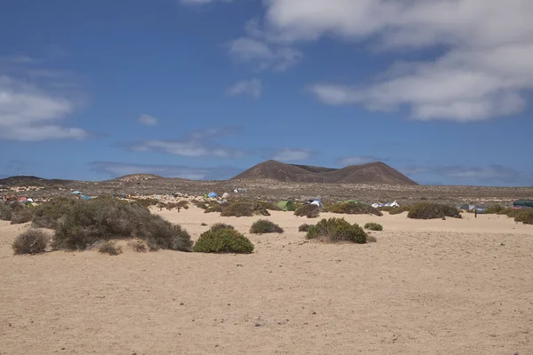 Lanzarote, Spanje-26 augustus 2015: uitzicht op het eiland La Graciosa — Stockfoto