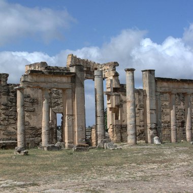 Cirene, Libya - 13 Mayıs 2002: Cirene'deki antikakalıntıları