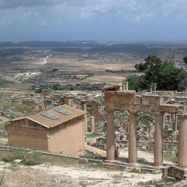 Cirene, Libya - 13 Mayıs 2002: Cirene'deki antikakalıntıları