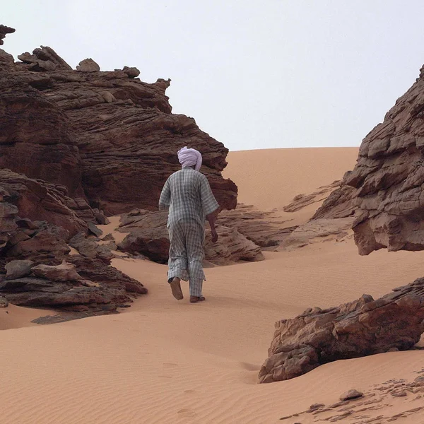 Ubari Desert Libië Mei 2002 Tuareg Wandelen Sahara Woestijn — Stockfoto