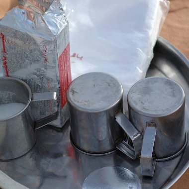 Awbari çölü, Libya - May05, 2002 : çölde kahvaltı