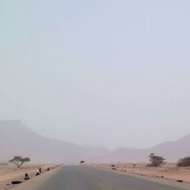 Germa, Libya - 06 Mayıs 2002 : Çöle giden yol
