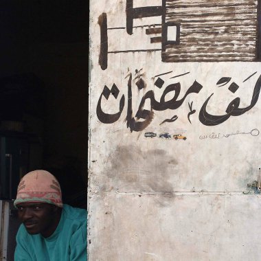 Germa, Libya - 06 Mayıs 2002 : Araba tamircisi