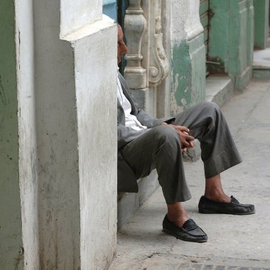 Trablus, Lybia - 02 Mayıs 2002: Trablus sokaklarında dinlenen adam