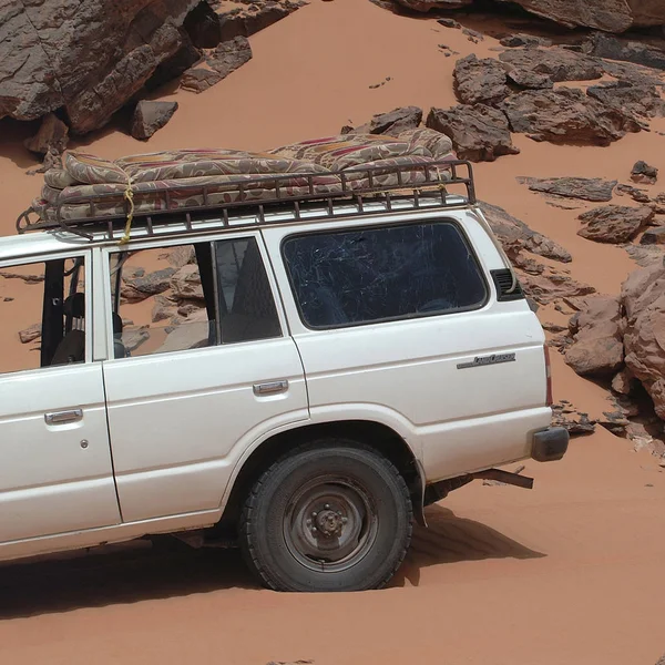 Deserto Ubari Líbia Maio 2002 Jipe Turistas Dirigindo Deserto Saara — Fotografia de Stock