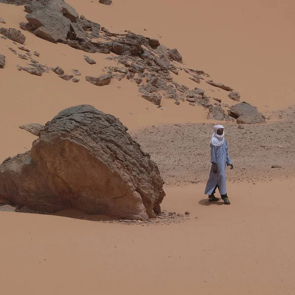 Έρημο Ουμπάρι Λιβύη Μαΐου 2002 Περπάτημα Τουαρέγκ Στην Έρημο Ουμπάρι — Φωτογραφία Αρχείου