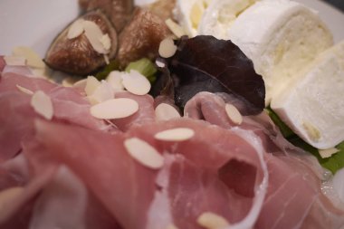 incir ve buffalo mozzarella peyniri ile parma jambon