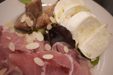 incir ve buffalo mozzarella peyniri ile parma jambon