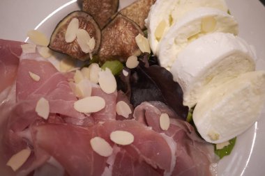 incir ve buffalo mozzarella peyniri ile parma jambon