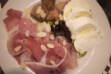 incir ve buffalo mozzarella peyniri ile parma jambon