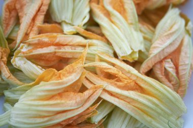 bir kapta çiğ kabak çiçekleri