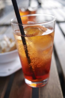 Nachos cips ile Spritz kokteyl