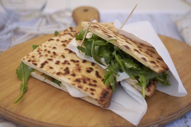 Roket ve peynir ile Piadina romagnola