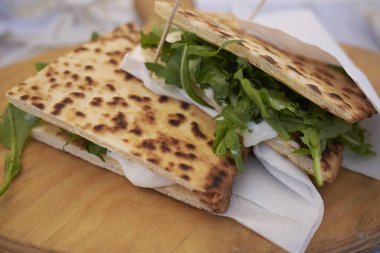 Roket ve peynir ile Piadina romagnola