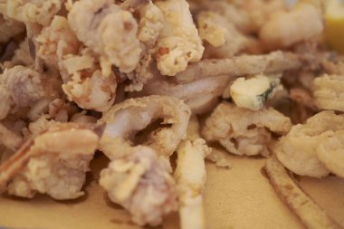 Kızarmış sebze ile çeşitli kızarmış deniz ürünleri