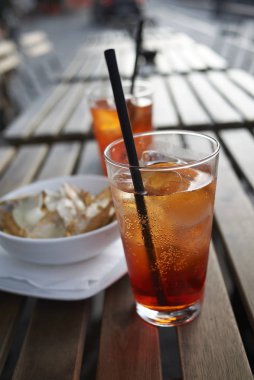 Nachos cips ile Spritz kokteyl