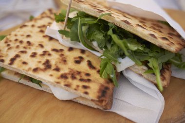 Roket ve peynir ile Piadina romagnola