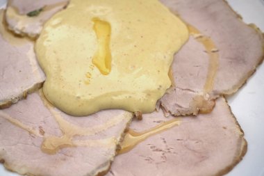 Ton balığı soslu dana dilimleri, vitello tonnato denir