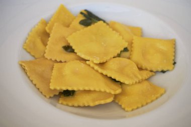 Tereyağı ve adaçayı ile Ravioli makarna