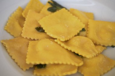 Tereyağı ve adaçayı ile Ravioli makarna