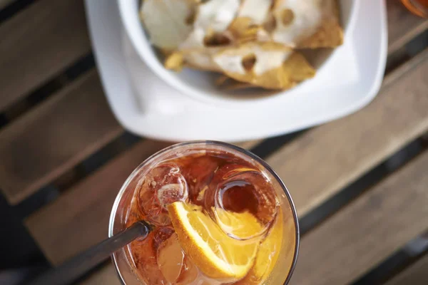 Spritz Cocktail Met Nacho Chips — Stockfoto