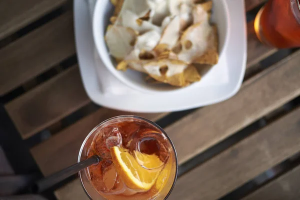 Spritz Cocktail Met Nacho Chips — Stockfoto