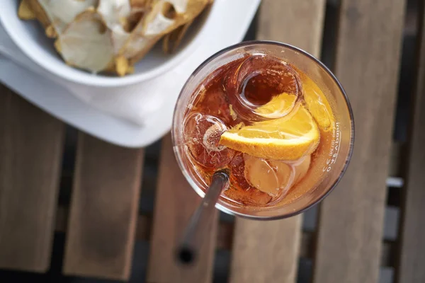 Spritz Cocktail Met Nacho Chips — Stockfoto