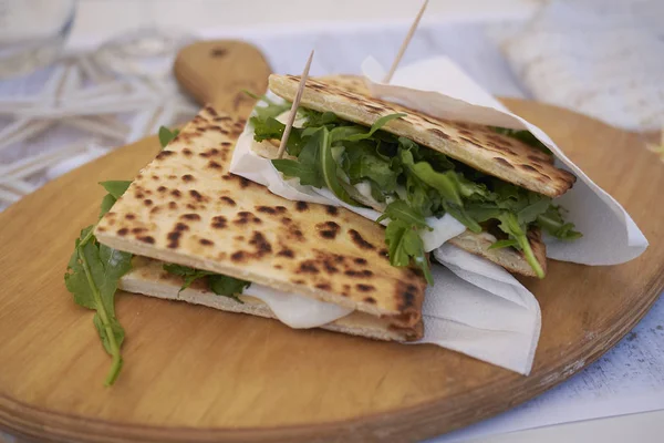 Roket ve peynir ile Piadina romagnola