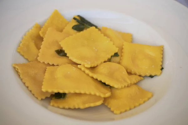 Ravioli Pasta Con Mantequilla Salvia —  Fotos de Stock