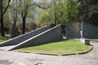 Como, İtalya - 22 Nisan 2018: Tempio Voltiano parkında anıt