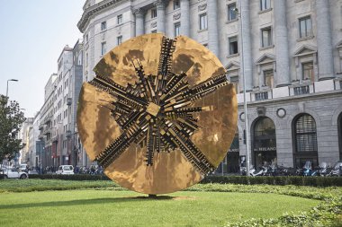 Milano, İtalya - 11 Ekim 2017: Arnaldo Pomodoro tarafından 