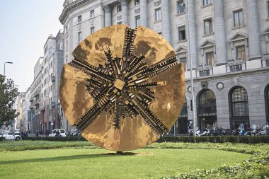 Milano, İtalya - 11 Ekim 2017: Arnaldo Pomodoro tarafından 