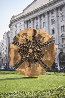 Milano, İtalya - 11 Ekim 2017: Arnaldo Pomodoro tarafından 