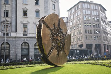 Milano, İtalya - 11 Ekim 2017: Arnaldo Pomodoro tarafından 