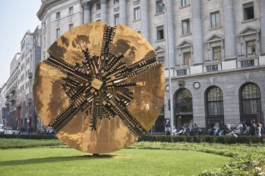 Milano, İtalya - 11 Ekim 2017: Arnaldo Pomodoro tarafından 