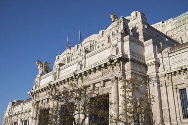 Milano, İtalya - 06 Aralık 2017 : Milano merkez istasyon binasının görünümü